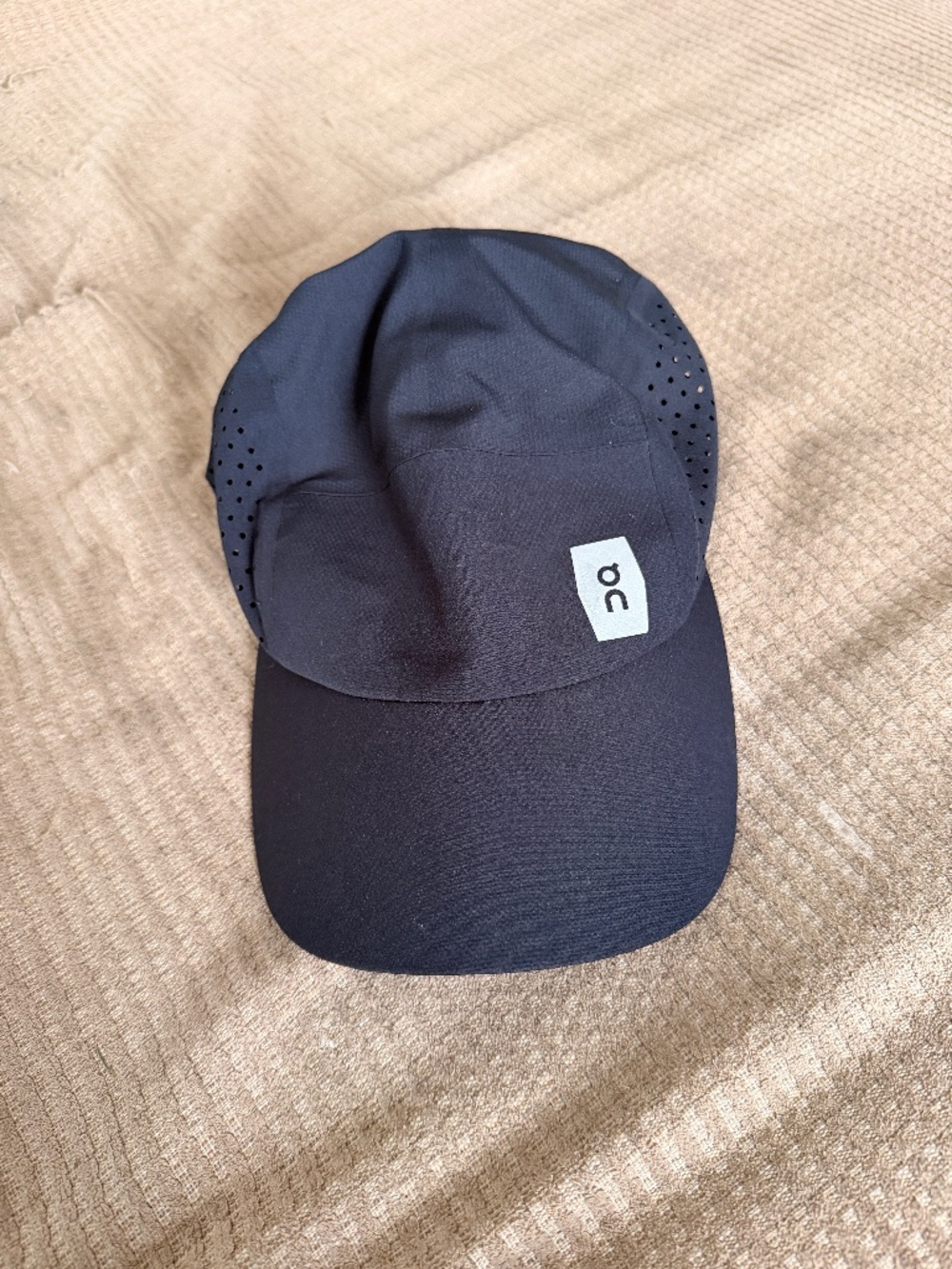 On Cloud Lightweight running hat